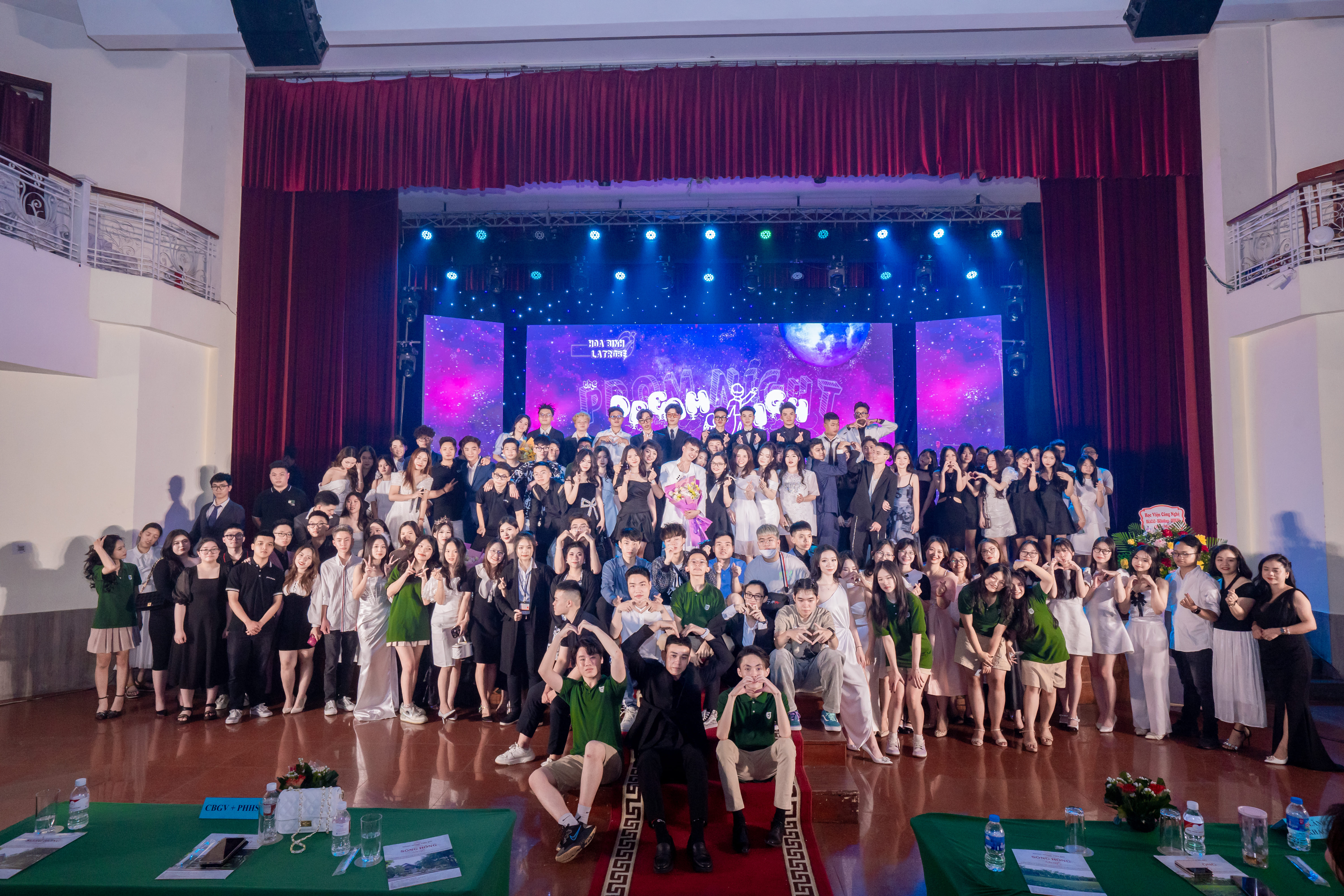 LUNG LINH SẮC MÀU DẠ TIỆC PROM PARTY LA TROBE 25