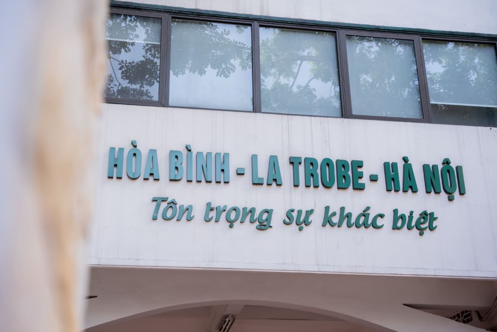 LUNG LINH SẮC MÀU DẠ TIỆC PROM PARTY LA TROBE