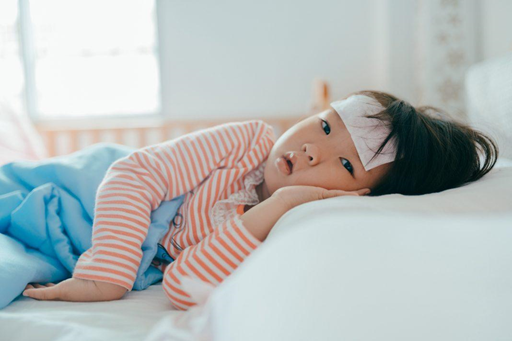 Tìm cách hạ sốt nhanh cho bé để tránh nguy hiểm