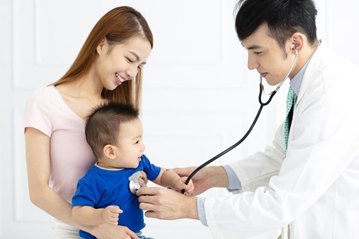 Tiêm chủng và tư vấn sức khỏe trẻ em