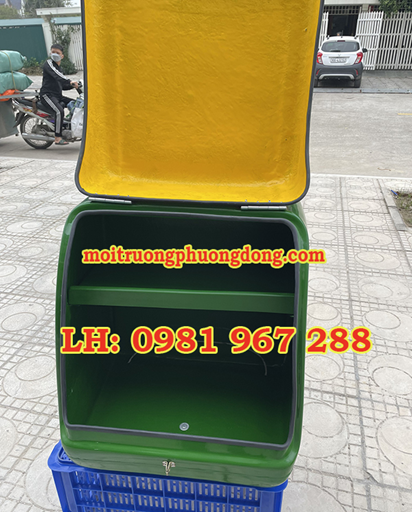 Thung-cho-hang-sau-xe-may-chia-ngan.jpg
