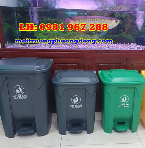 Thung-rac-dap-chan-30L-mau-den.jpg