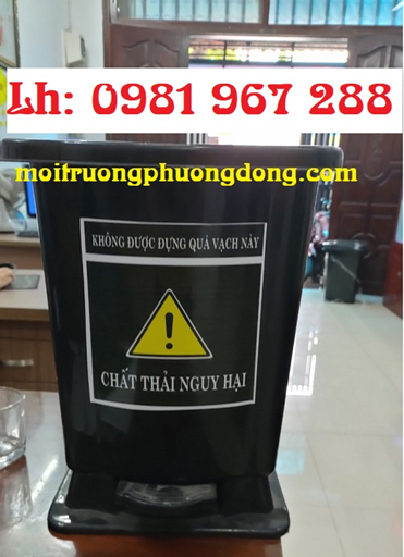 Thung-rac-dap-chan-mau-den.jpg