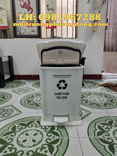 thung-rac-nhua-dap-chan-30L.jpg